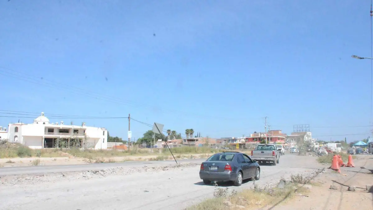 Instan a ejidatarios de San Pedro Ahuacatl_n a llegar a acuerdos para rehabilitar la carretera.  Foto Luis Lu_vanos  El Sol de San Juan del R_o.